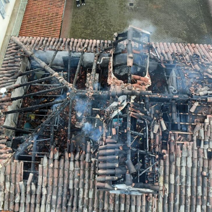 Spento incendio sul tetto dell’oratorio a Casale. Fiamme danneggiano stanza e porzione di tetto