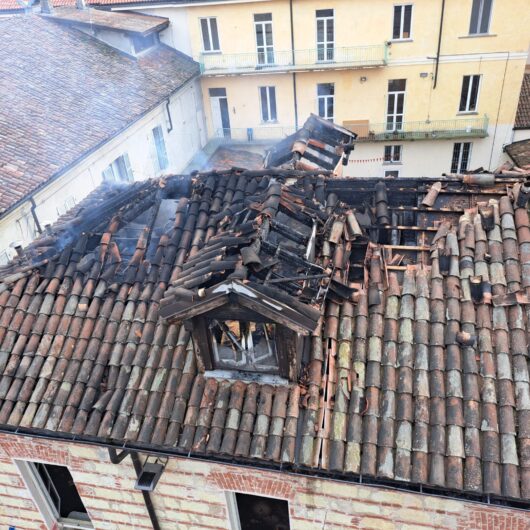 Spento incendio sul tetto dell’oratorio a Casale. Fiamme danneggiano stanza e porzione di tetto