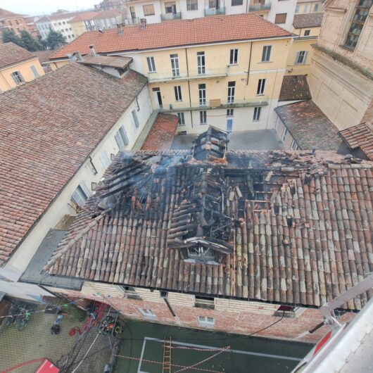 Spento incendio sul tetto dell’oratorio a Casale. Fiamme danneggiano stanza e porzione di tetto