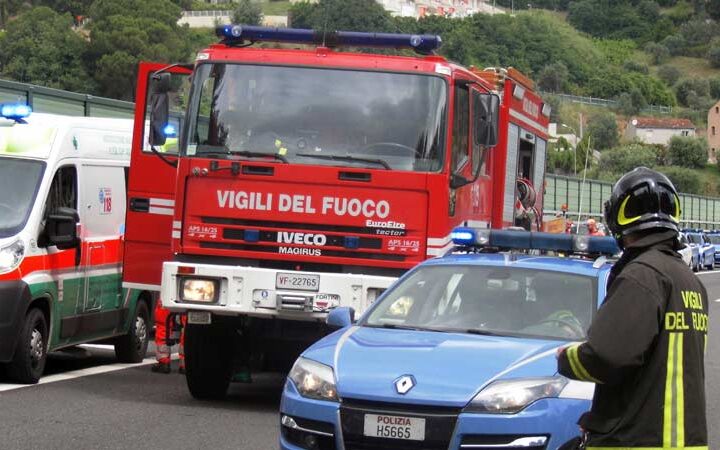 Mezzo pesante si ribalta sulla A7. Chiuso tratto tra Serravalle e Vignole in direzione Genova