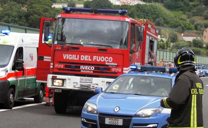 Mezzo pesante si ribalta sulla A7. Deceduto il conducente. Chiuso tratto tra Serravalle e Vignole