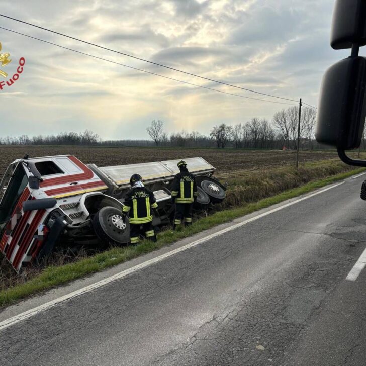 Mezzo pesante fuori strada a Pieve Albignola: nessun ferito