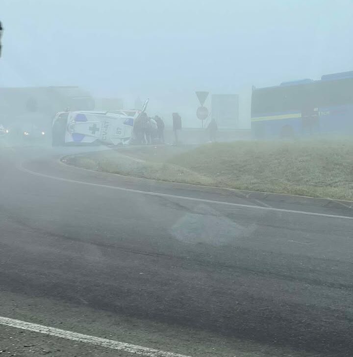 Incidente a San Michele tra una ambulanza e un pullman: tre persone ferite, non in gravi condizioni