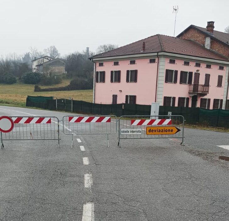 Dopo il crollo di calcinacci la casa è ancora instabile: a Masio strada provinciale chiusa fino a lunedì