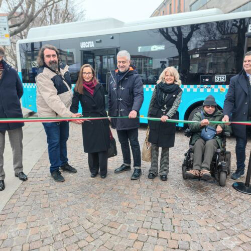 Ad Alessandria quattro nuovi bus elettrici, Amag Mobilità: “Entro il 2026 tutti i mezzi saranno green”