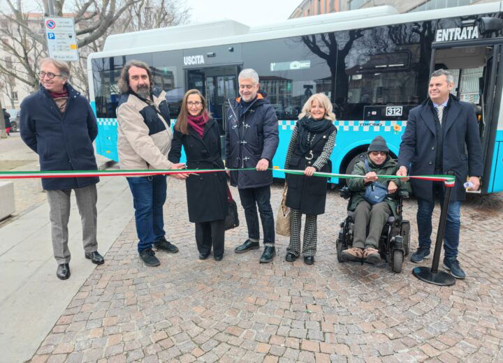 Ad Alessandria quattro nuovi bus elettrici, Amag Mobilità: “Entro il 2026 tutti i mezzi saranno green”