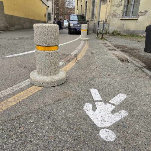 Contro i parcheggi selvaggi installati dissuasori di cemento vicino all’Ospedale di Alessandria