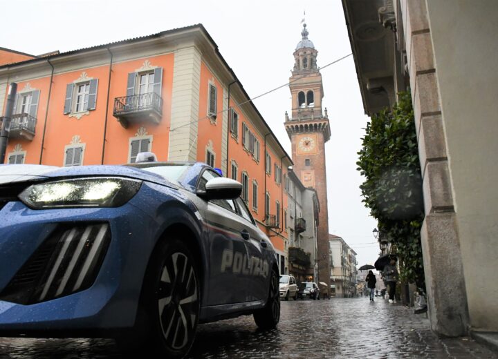 Sorpresa in auto a Casale con cocaina, hashish, eroina e la patente sospesa