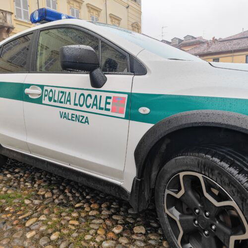 Continui screzi in un condominio di alloggi popolari di Valenza: oggetti bruciati e olio sulle scale