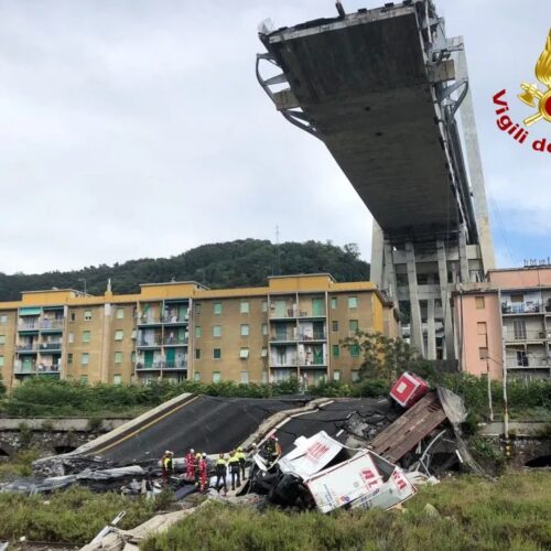 Arquata Scrivia ricorda le vittime del Ponte Morandi con una lapide e un’opera d’arte