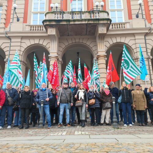 Amag, protesta dei lavoratori sotto il Municipio di Alessandria. Sindaco: “Facciamo fronte comune”