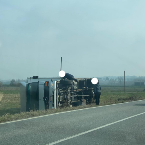 Tir si ribalta tra San Salvatore e Mirabello