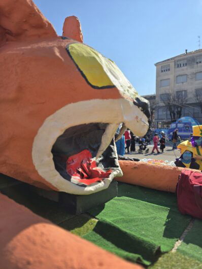 A Valenza via al Carnevale: anche il sindaco Oddone è mascherato. Le foto dei carri