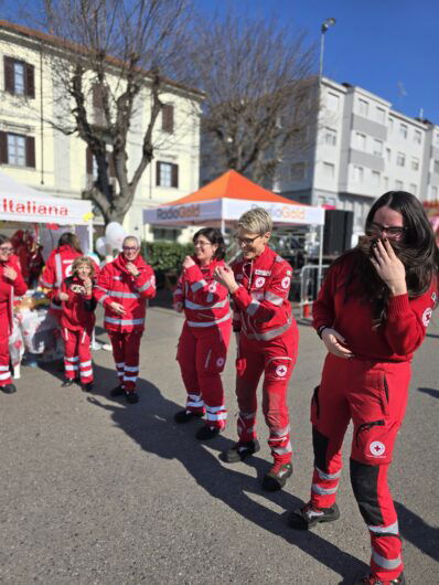 A Valenza via al Carnevale: anche il sindaco Oddone è mascherato. Le foto dei carri