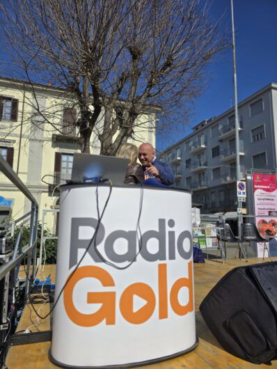 A Valenza via al Carnevale: anche il sindaco Oddone è mascherato. Le foto dei carri