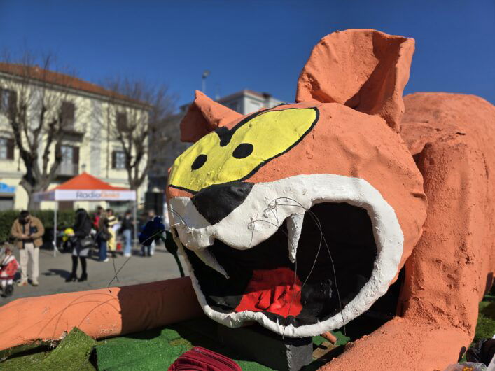 A Valenza via al Carnevale: anche il sindaco Oddone è mascherato. Le foto dei carri