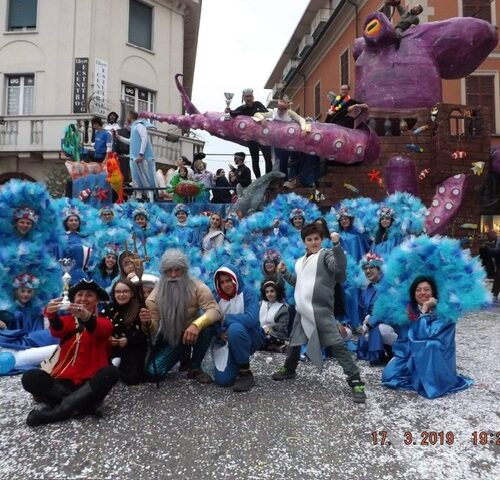 Lo stop del carro non ferma “Il paese del Carnevale”. Sezzadio sfila a piedi e racconta 20 anni di Carnevali