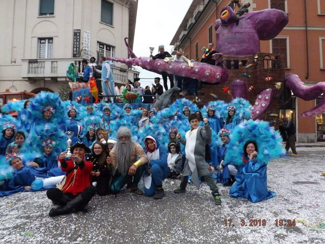 Lo stop del carro non ferma “Il paese del Carnevale”. Sezzadio sfila a piedi e racconta 20 anni di Carnevali