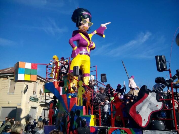 Lo stop del carro non ferma “Il paese del Carnevale”. Sezzadio sfila a piedi e racconta 20 anni di Carnevali