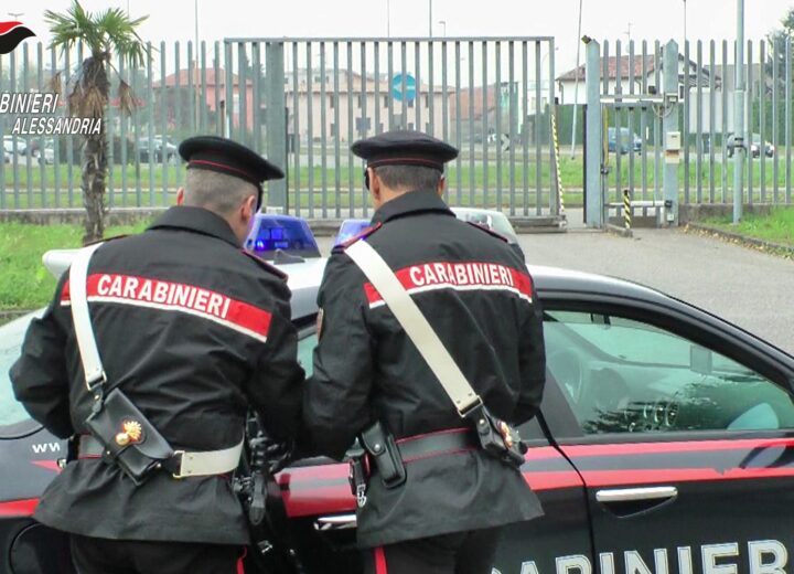 In giro per il centro con una pistola poi spara verso una abitazione: subito individuato dai Carabinieri