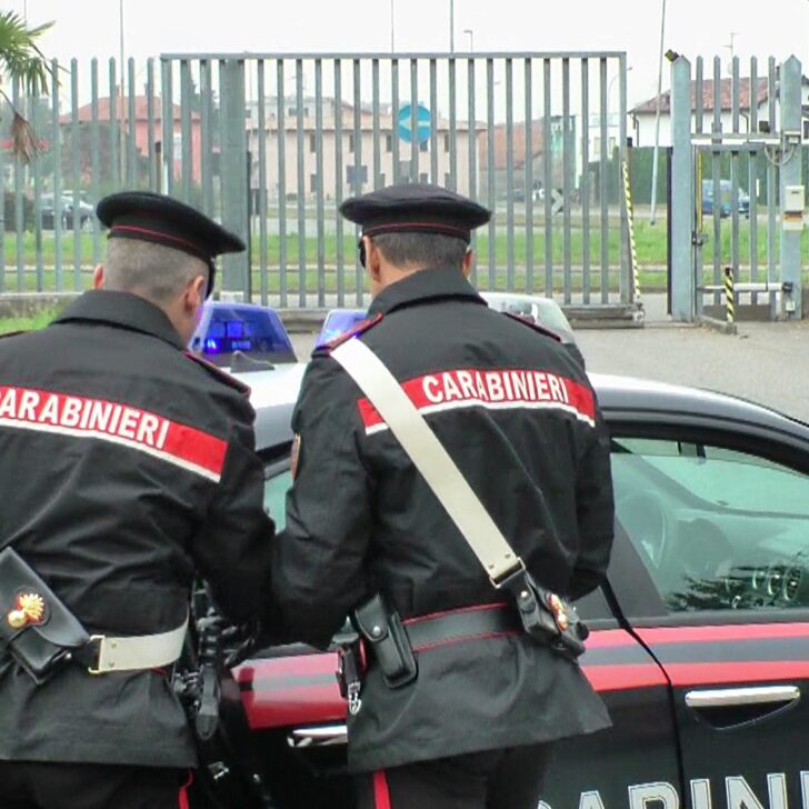 In giro per il centro con una pistola poi spara verso una abitazione: subito individuato dai Carabinieri