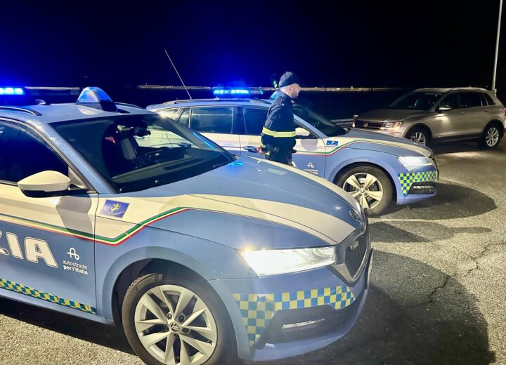 Per 10 km contromano con il tir sulla A26: bloccato dalla Polstrada a Vercelli