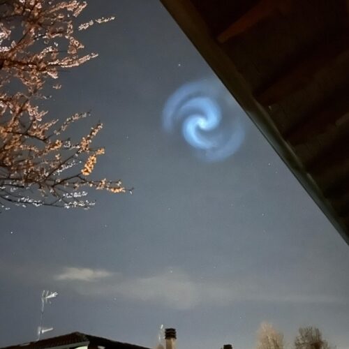 Le foto della spirale luminosa nei cieli del Nord Ovest lunedì sera