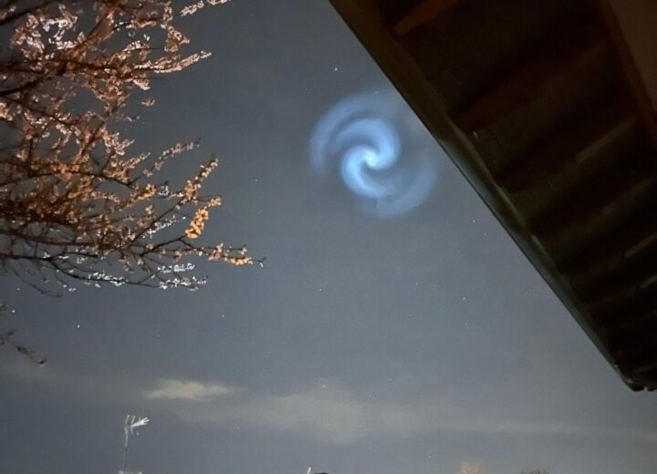 Le foto della spirale luminosa nei cieli del Nord Ovest lunedì sera