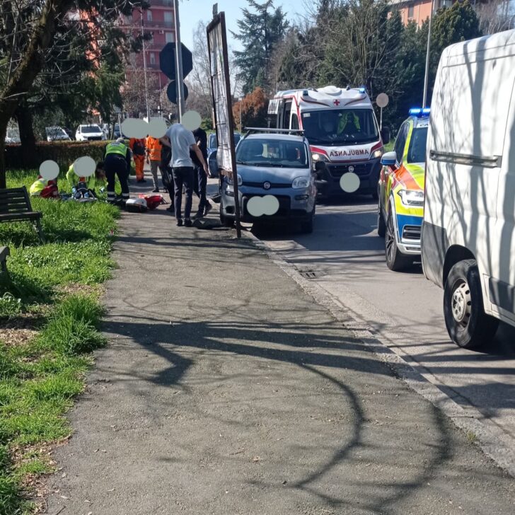 Malore mentre è in auto: persona soccorsa dai passanti in via Don Giovine