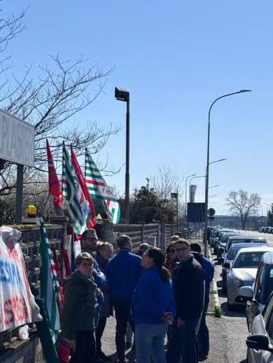 Tredicesima in ritardo, nuova cassa e rischio licenziamenti. I lavoratori della Silplaster incrociano le braccia