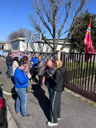 Tredicesima in ritardo, nuova cassa e rischio licenziamenti. I lavoratori della Silplaster incrociano le braccia