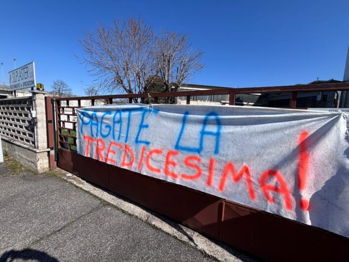 Tredicesima in ritardo, nuova cassa e rischio licenziamenti. I lavoratori della Silplaster incrociano le braccia