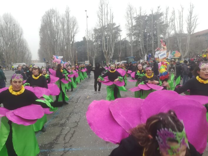 Lo stop del carro non ferma “Il paese del Carnevale”. Sezzadio sfila a piedi e racconta 20 anni di Carnevali