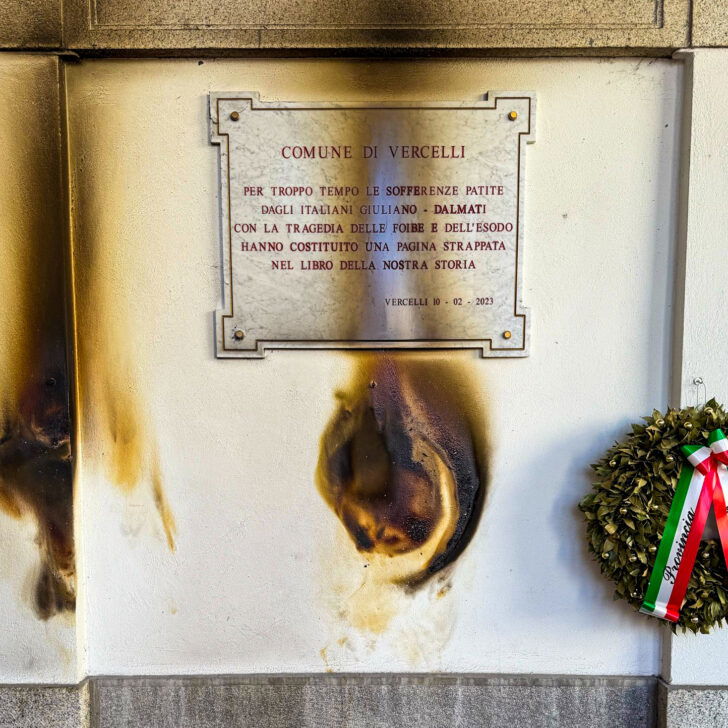 Atto vandalico al monumento vittime delle Foibe a Vercelli