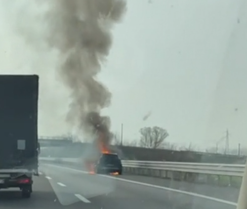 Auto prende fuoco sulla A21 nei pressi di Broni