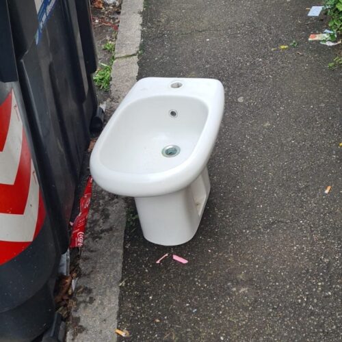 Bidet lasciato vicino ai cassonetti in via Alberini ad Alessandria