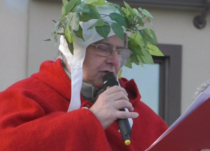 La businà di Carnevale schernisce il Vescovo, i candidati sindaci e le piste ciclabili