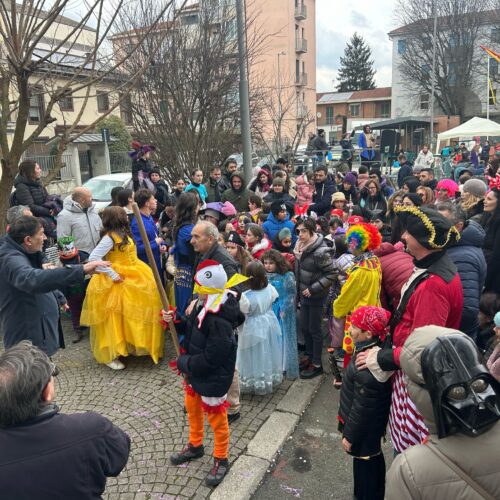 Al quartiere Cristo piazza Ceriana gremita per il Carnevale tra maschere, musica, giochi e la pentolaccia