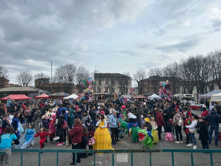 Al quartiere Cristo piazza Ceriana gremita per il Carnevale tra maschere, musica, giochi e la pentolaccia