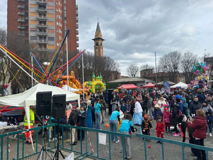 Al quartiere Cristo piazza Ceriana gremita per il Carnevale tra maschere, musica, giochi e la pentolaccia