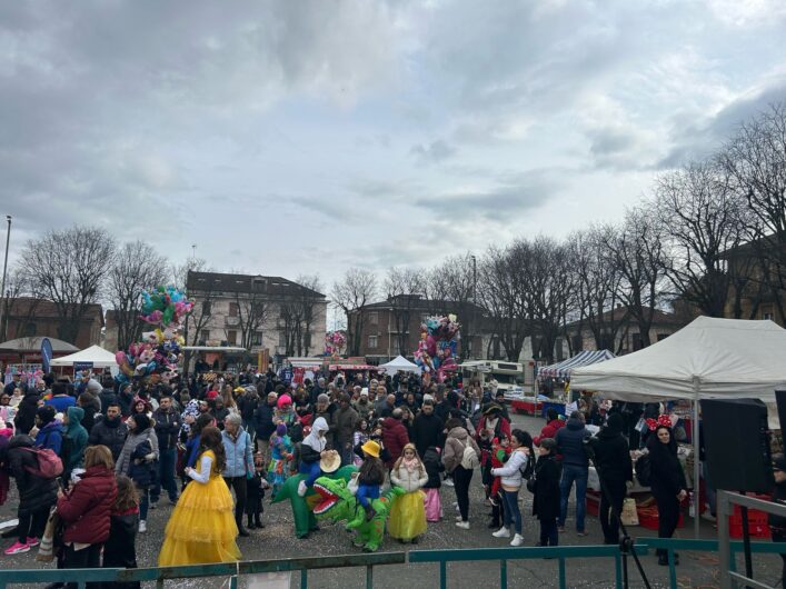 Al quartiere Cristo piazza Ceriana gremita per il Carnevale tra maschere, musica, giochi e la pentolaccia