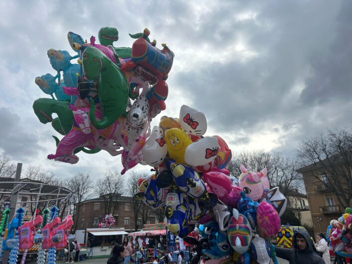 Al quartiere Cristo piazza Ceriana gremita per il Carnevale tra maschere, musica, giochi e la pentolaccia