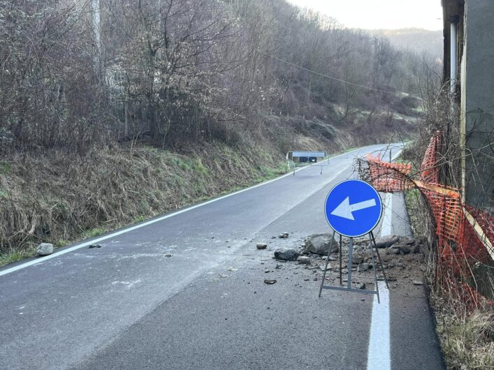 Crolla parte di muro dell’ex cartiera sulla Sp160 a Voltaggio. Chiusa strada della Bocchetta