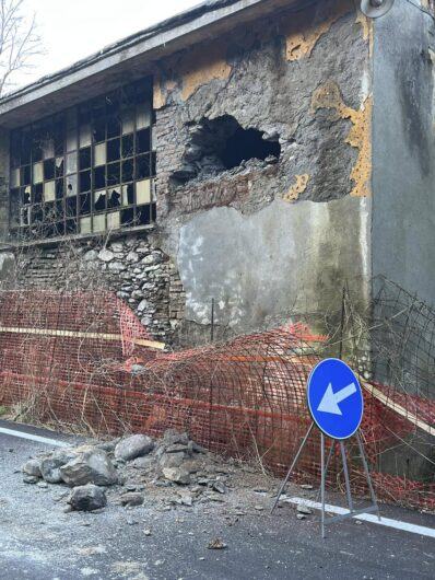 Crolla parte di muro dell’ex cartiera sulla Sp160 a Voltaggio. Chiusa strada della Bocchetta