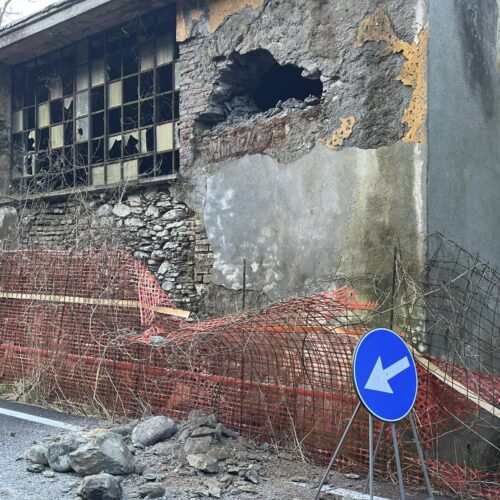 Crolla parte di muro dell’ex cartiera sulla Sp160 a Voltaggio. Chiusa strada della Bocchetta