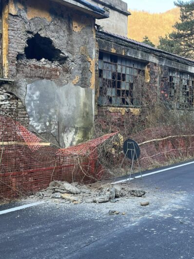 Crolla parte di muro dell’ex cartiera sulla Sp160 a Voltaggio. Chiusa strada della Bocchetta