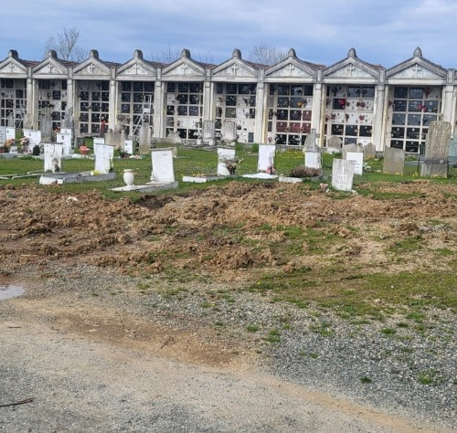 “Degrado e superficialità” al cimitero di San Michele: l’amarezza di un cittadino