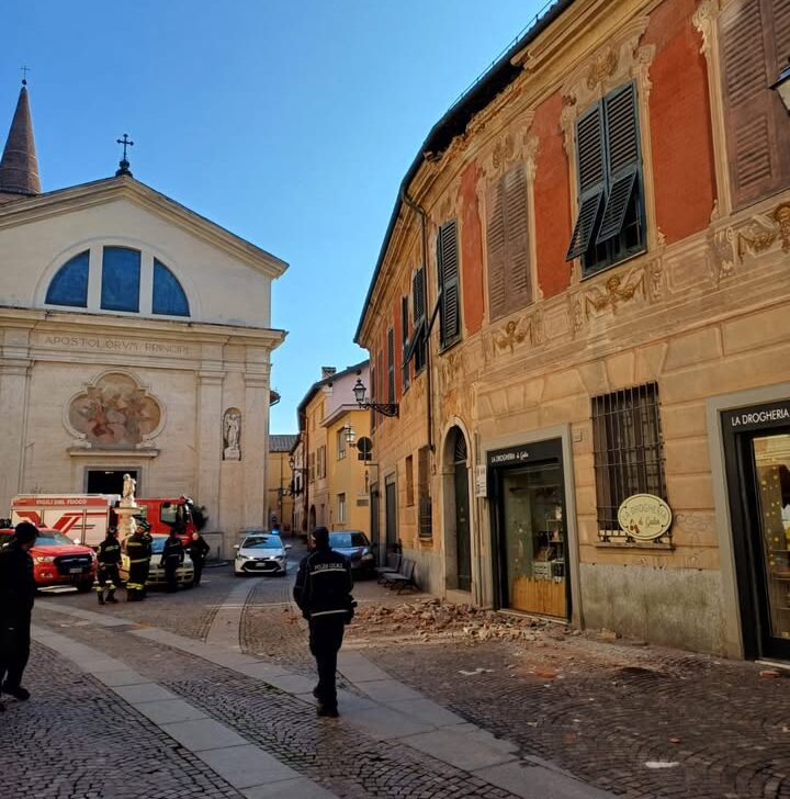 Crolla cornicione a Novi: mattoni in strada e su un’auto