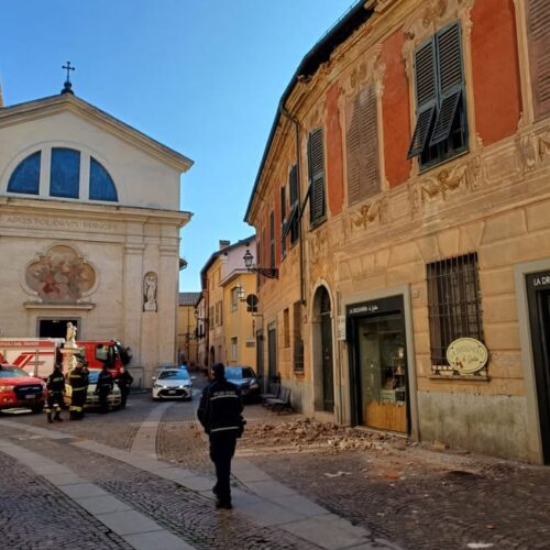 Crolla cornicione a Novi: mattoni in strada e su un’auto