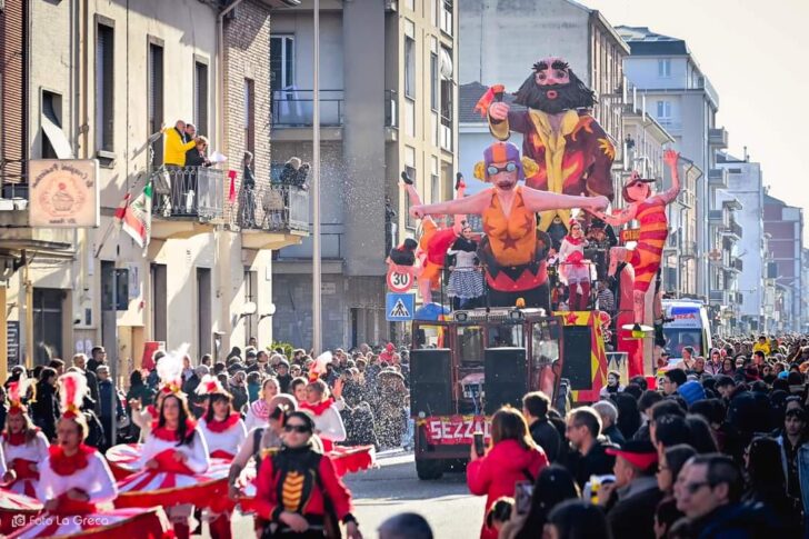 Lo stop del carro non ferma “Il paese del Carnevale”. Sezzadio sfila a piedi e racconta 20 anni di Carnevali